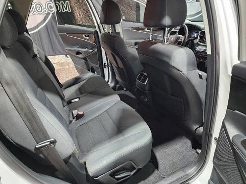 Used 2019 Kia Sorento S image 11