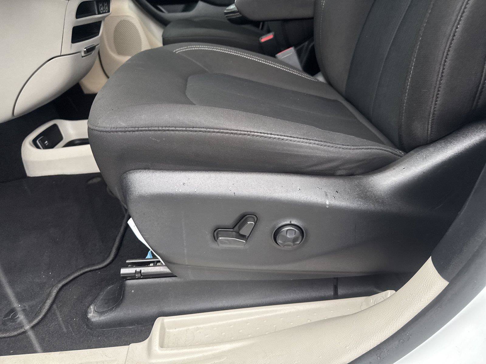 Used 2022 Chrysler Voyager LX FWD image 12