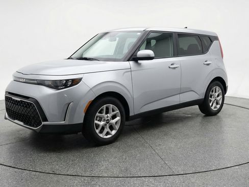 Used 2025 Kia Soul LX w/ LX Technology Package FWD image 3