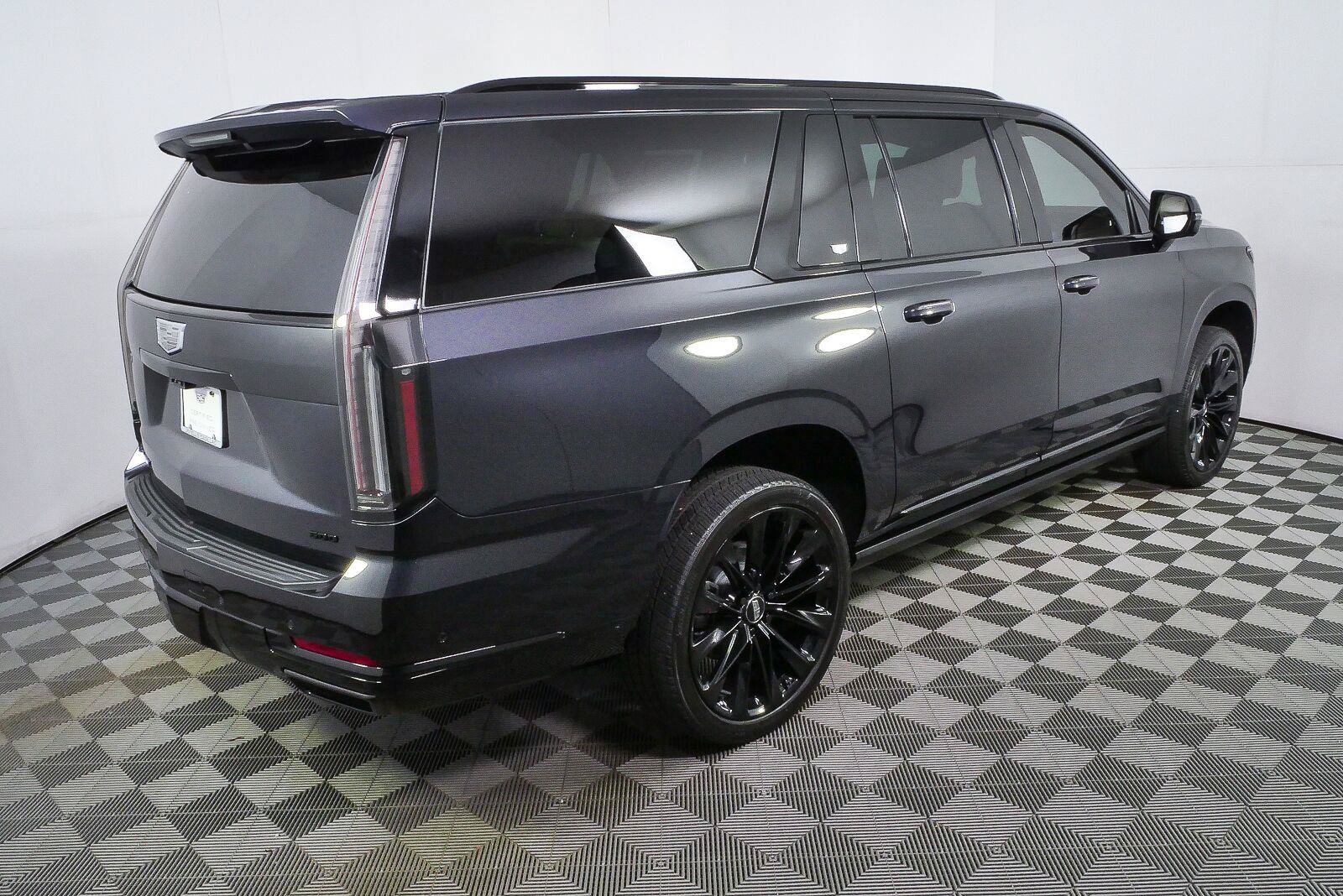 Used 2026 Cadillac Escalade ESV Platinum Sport w/ LPO, ONYX Package AWD/4WD image 3