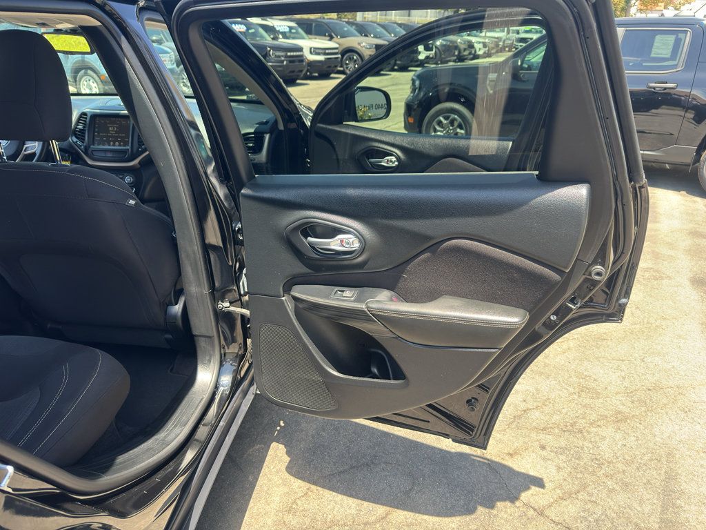 Used 2017 Jeep Cherokee Latitude FWD image 18