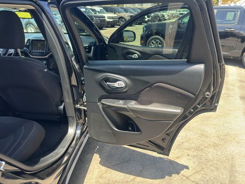 Used 2017 Jeep Cherokee Latitude FWD image 18