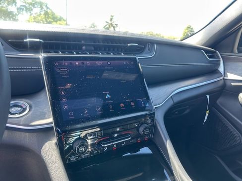 Certified 2024 Jeep Grand Cherokee Limited image 12