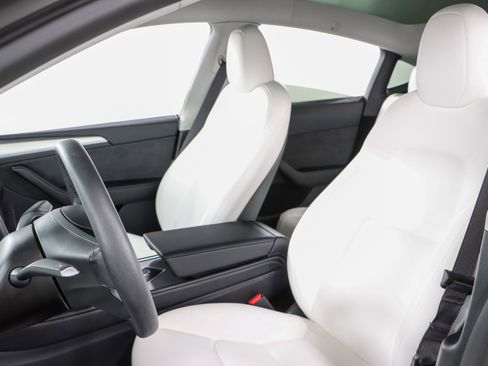 Used 2025 Tesla Model Y Performance image 21