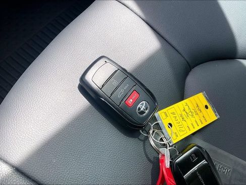 Used 2026 Toyota Highlander XLE AWD/4WD image 11