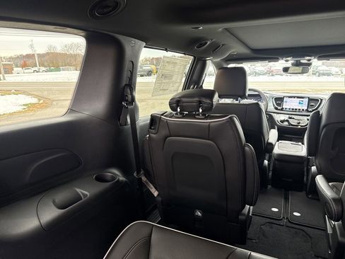 New 2026 Chrysler Pacifica Limited image 28