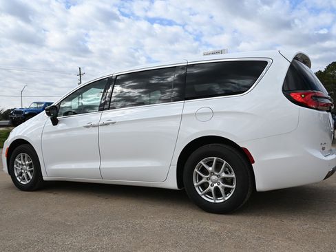 New 2026 Chrysler Pacifica Select image 2