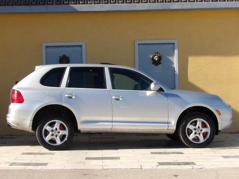 Used 2004 Porsche Cayenne Turbo image 11