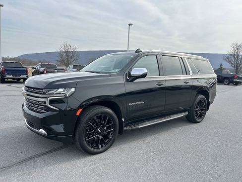 Used 2023 Chevrolet Suburban Premier image 3