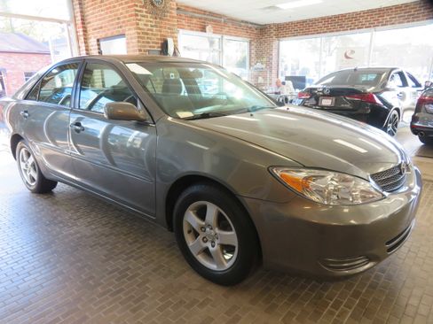 Used 2004 Toyota Camry SE image 3