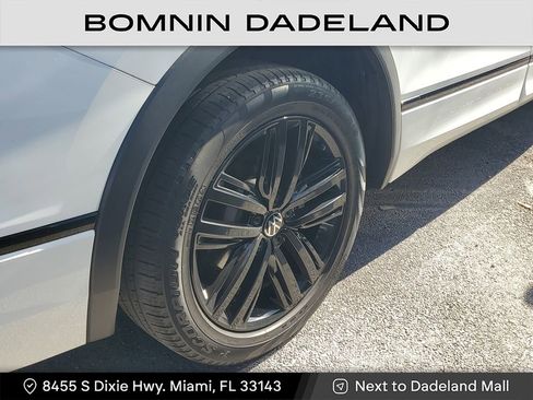 Used 2022 Volkswagen Tiguan SE R-Line image 9