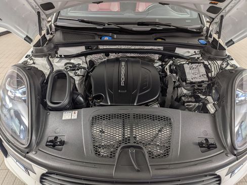 Certified 2021 Porsche Macan AWD/4WD image 25