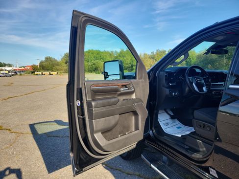 Used 2024 GMC Sierra 2500 SLE w/ SLE Value Package; AWD/4WD image 15