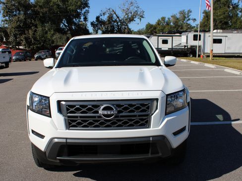 Used 2024 Nissan Frontier SV image 2