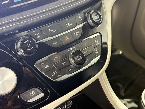 Used 2023 Chrysler Pacifica Limited FWD image 17