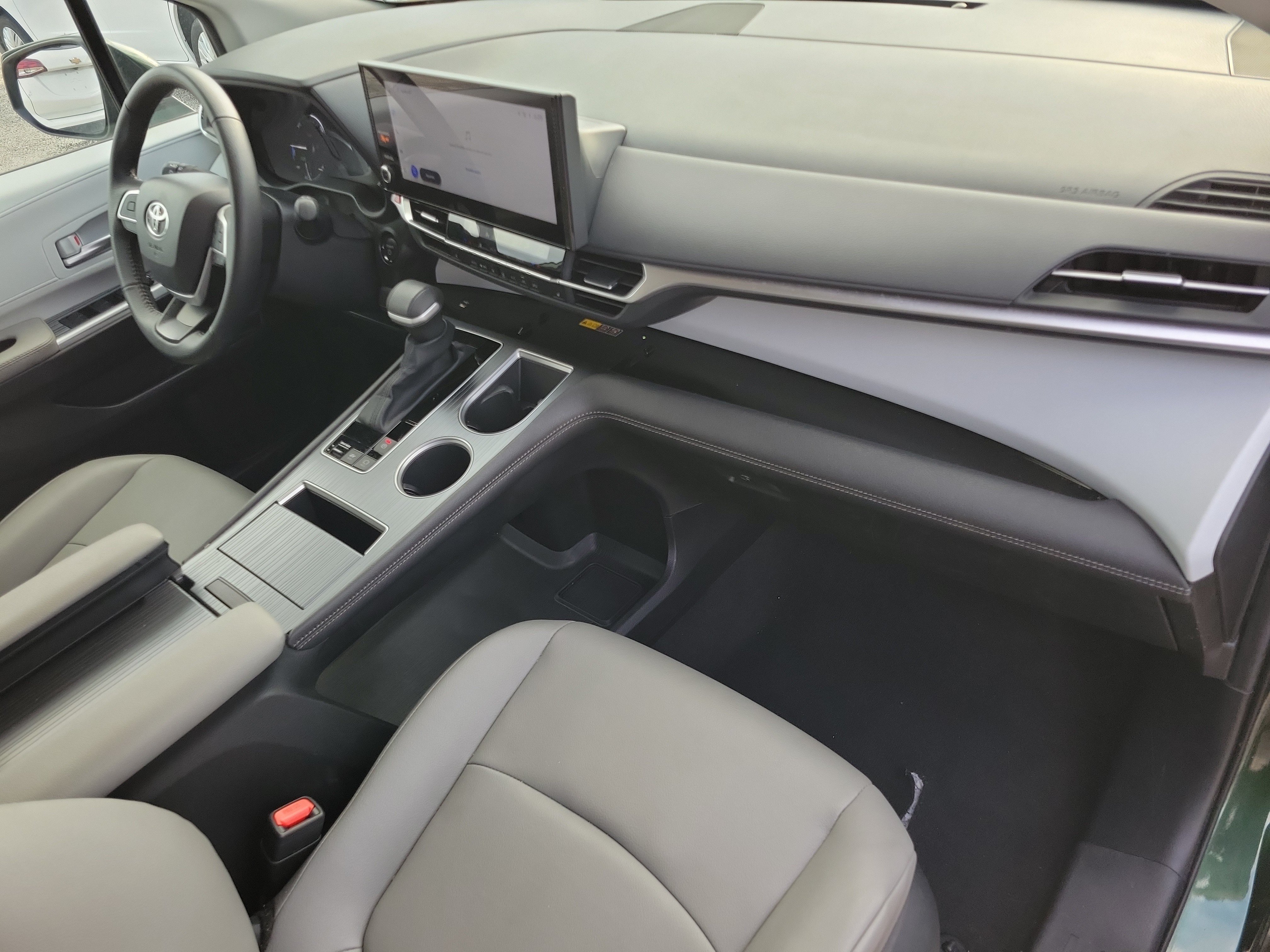 Used 2026 Toyota Sienna XLE FWD image 9