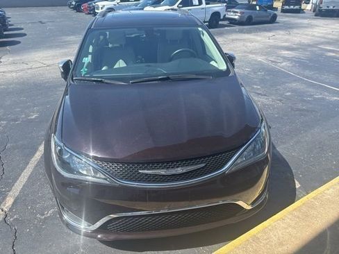 Used 2017 Chrysler Pacifica Limited w/ UConnect Theater Package FWD image 4