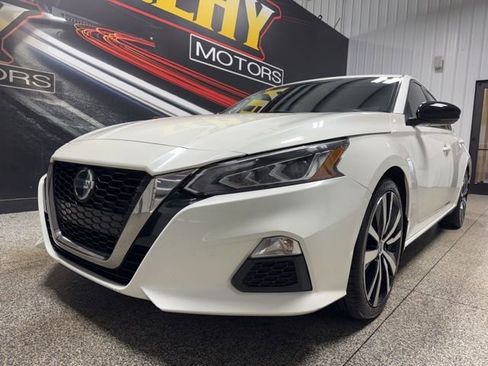 Used 2021 Nissan Altima 2.5 SR w/ SR Premium Package image 2