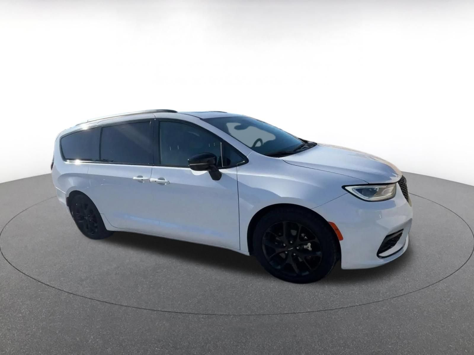 Used 2025 Chrysler Pacifica Limited FWD image 2
