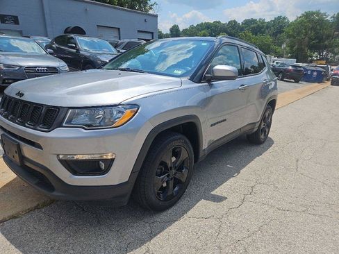 Used 2018 Jeep Compass Latitude AWD/4WD image 2