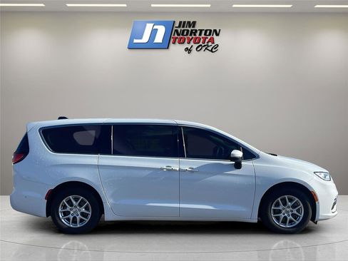 Used 2023 Chrysler Pacifica Touring-L image 4