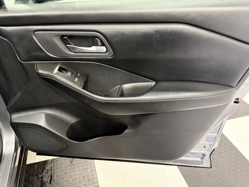 Used 2025 Nissan Rogue SV image 21