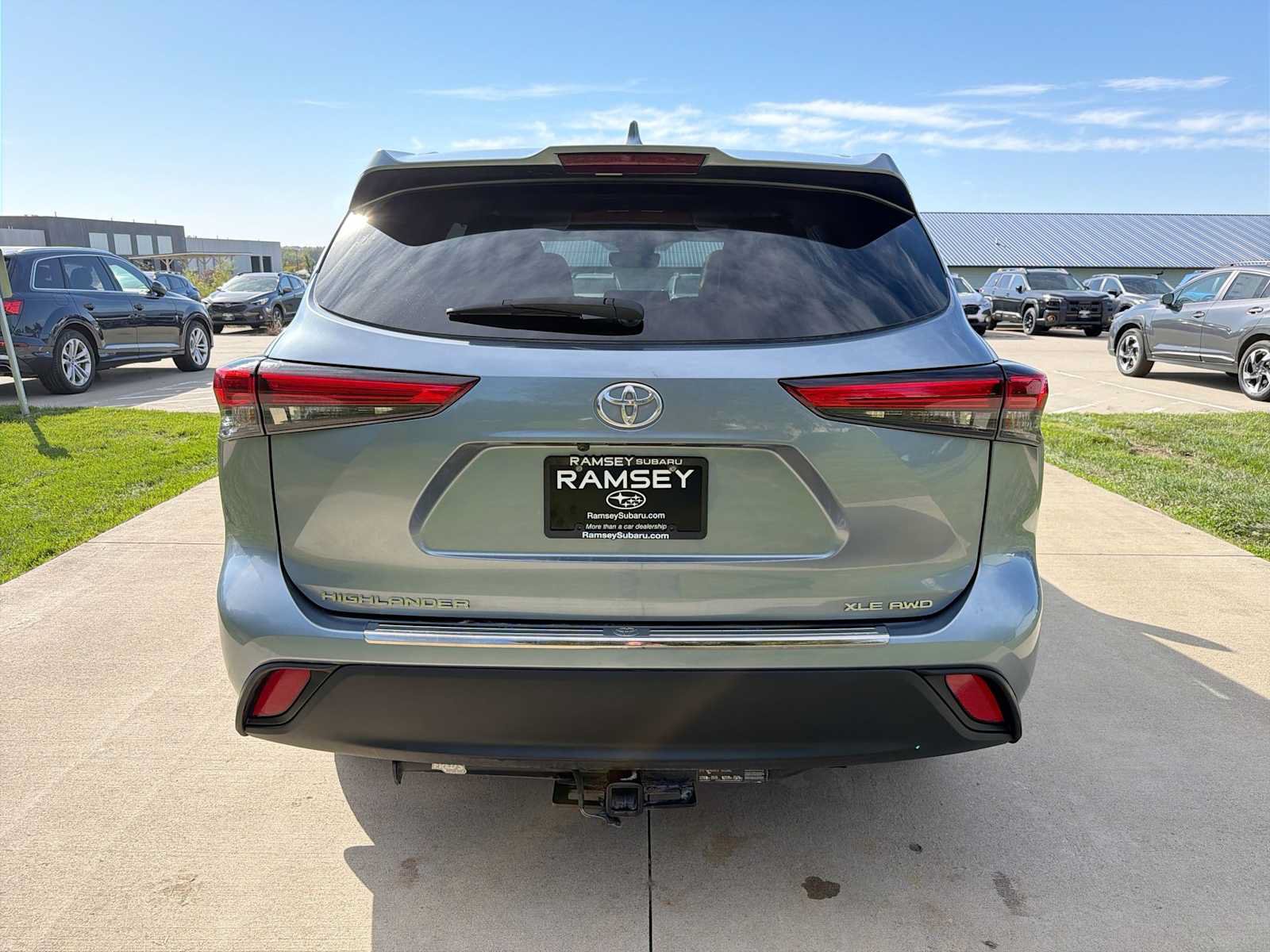 Used 2020 Toyota Highlander XLE AWD/4WD image 5