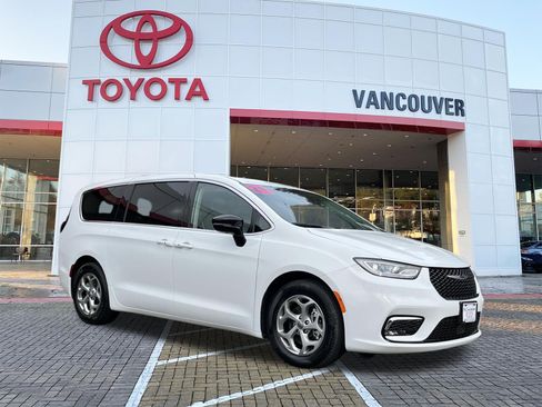 Used 2024 Chrysler Pacifica Limited FWD image 1