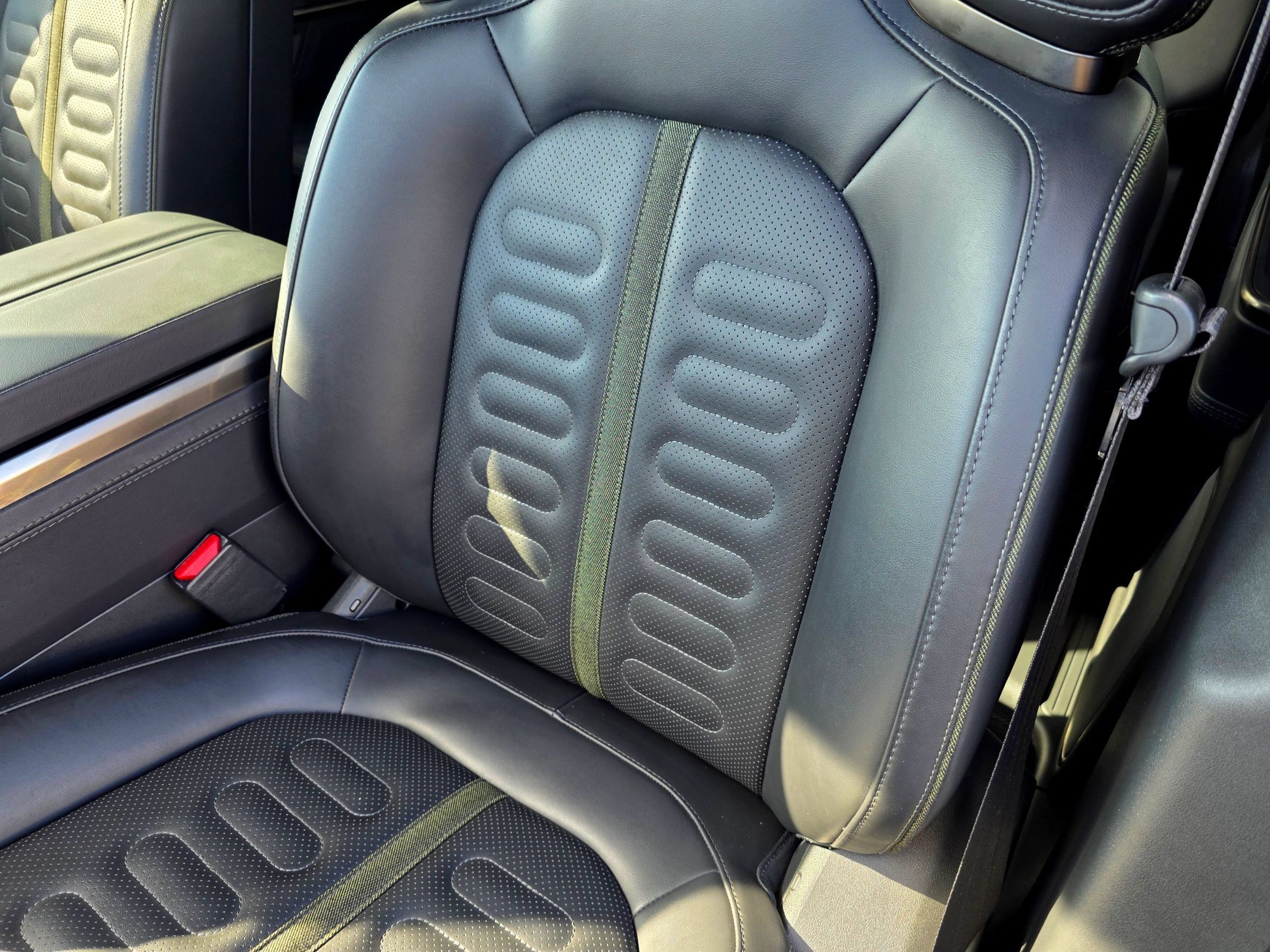 Used 2025 Rivian R1S Adventure Dual AWD/4WD image 42