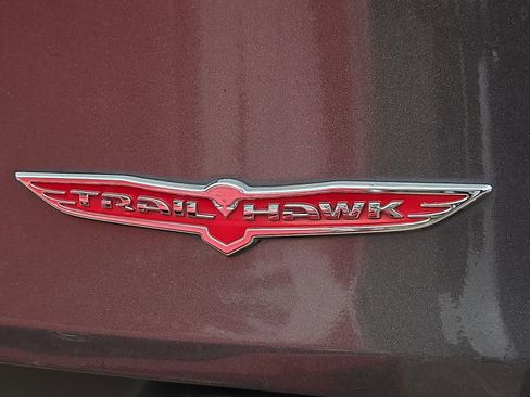 Used 2018 Jeep Cherokee Trailhawk AWD/4WD image 3