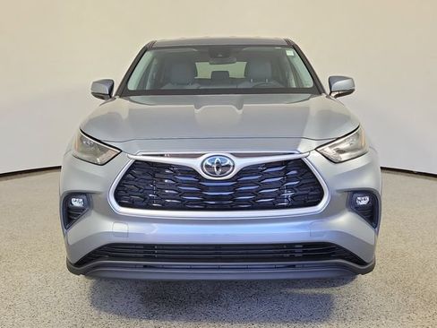Used 2022 Toyota Highlander LE FWD image 3