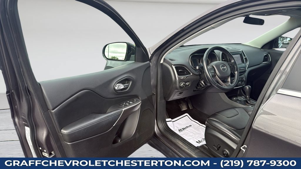 Used 2019 Jeep Cherokee Latitude Plus AWD/4WD image 24