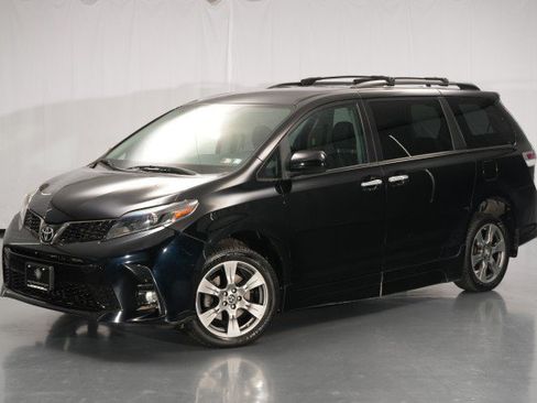 Used 2020 Toyota Sienna SE FWD image 3