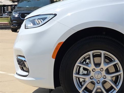 New 2026 Chrysler Pacifica Select image 5