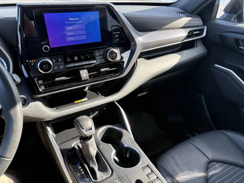 Certified 2023 Toyota Highlander XSE image 8