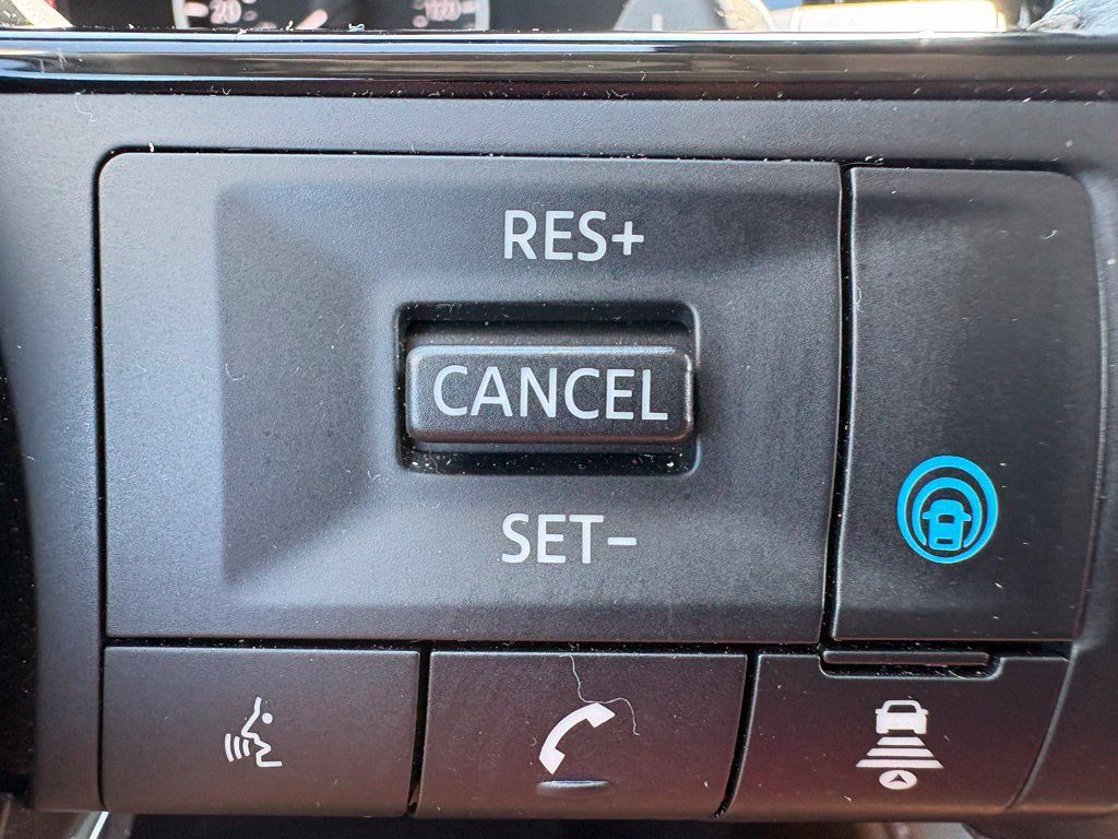 Used 2025 Nissan Pathfinder SL w/ Black Appearance Package AWD/4WD image 38