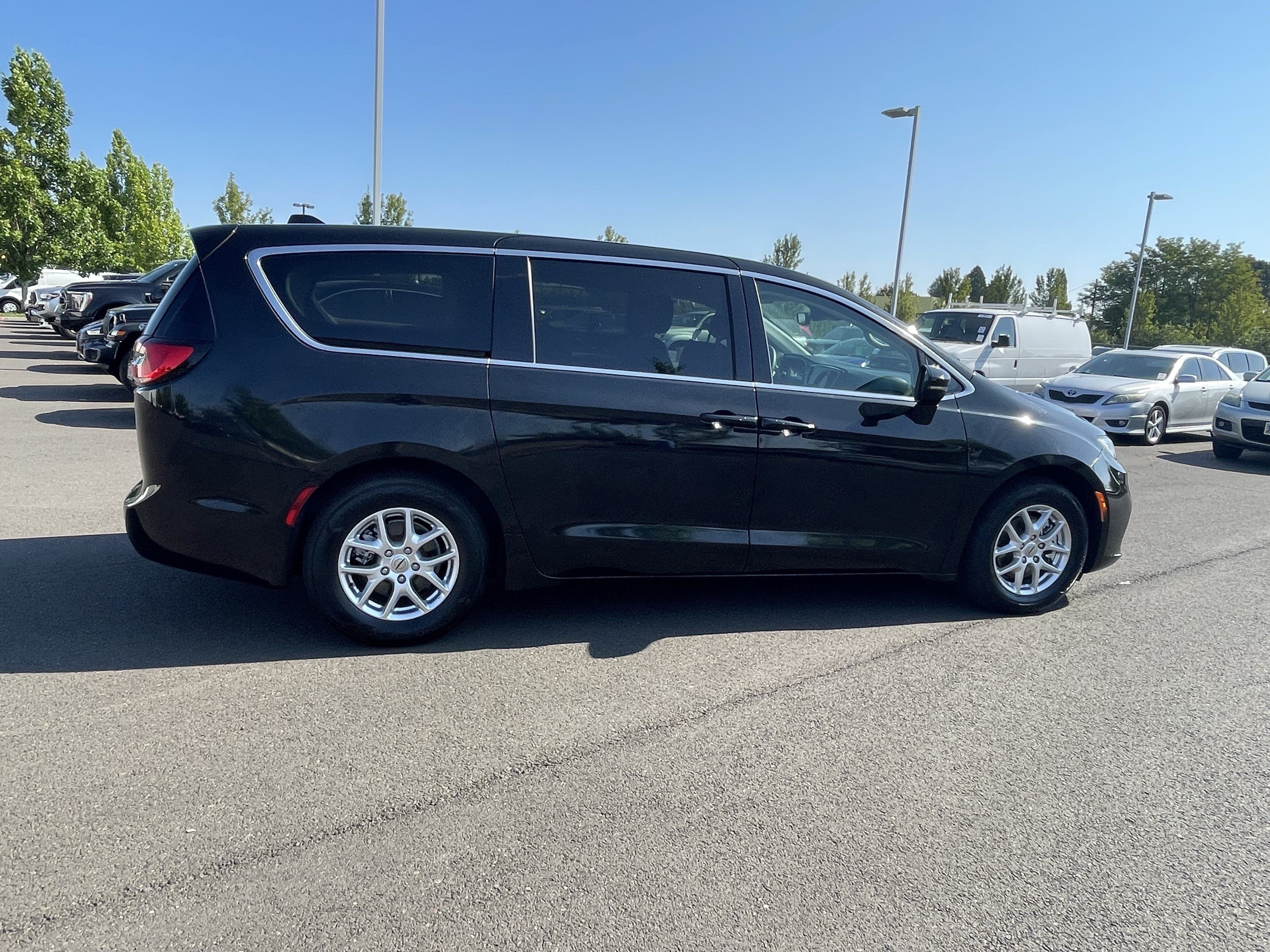 Used 2023 Chrysler Pacifica Touring-L FWD image 6