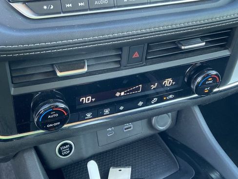 Used 2023 Nissan Rogue SV FWD image 10
