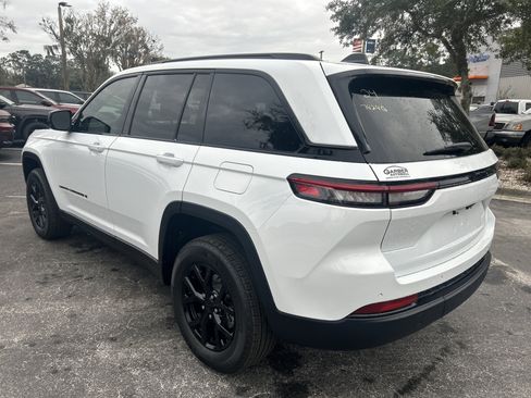 New 2025 Jeep Grand Cherokee Altitude image 5