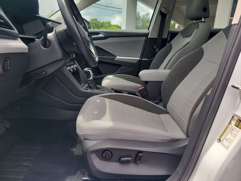 Used 2024 Volkswagen Taos SE w/ Panoramic Sunroof Package FWD image 15
