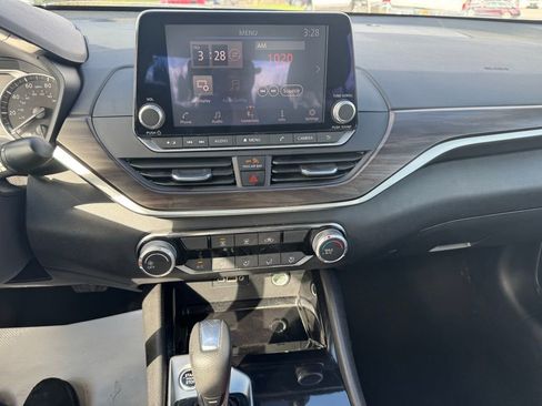 Used 2024 Nissan Altima 2.5 SV image 21