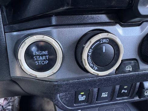 Used 2018 Toyota Tacoma TRD Off-Road w/ Technology Package AWD/4WD image 34