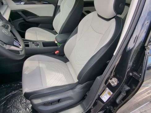 New 2026 Volkswagen Tiguan SE FWD image 20
