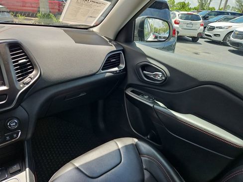 Used 2019 Jeep Cherokee Trailhawk w/ Cold Weather Group image 9