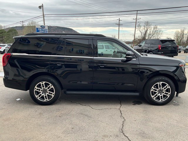 Used 2025 Ford Expedition Active AWD/4WD image 3