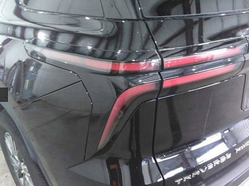 Used 2025 Chevrolet Traverse LT image 18