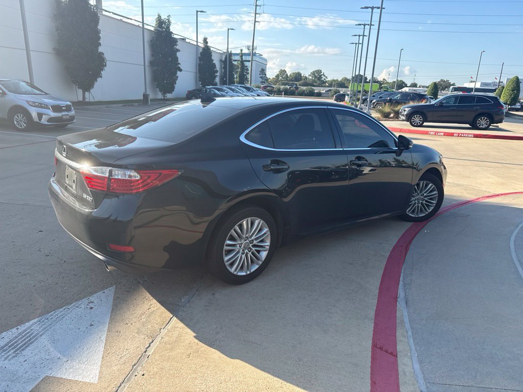Used 2015 Lexus ES 350 w/ Luxury Package FWD image 3