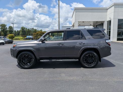 Used 2020 Toyota 4Runner SR5 Premium w/ Moonroof Package RWD image 8