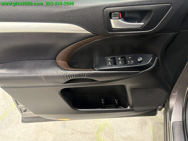 Used 2016 Toyota Highlander XLE AWD/4WD image 28