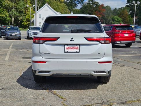 Used 2023 Mitsubishi Outlander SE image 4